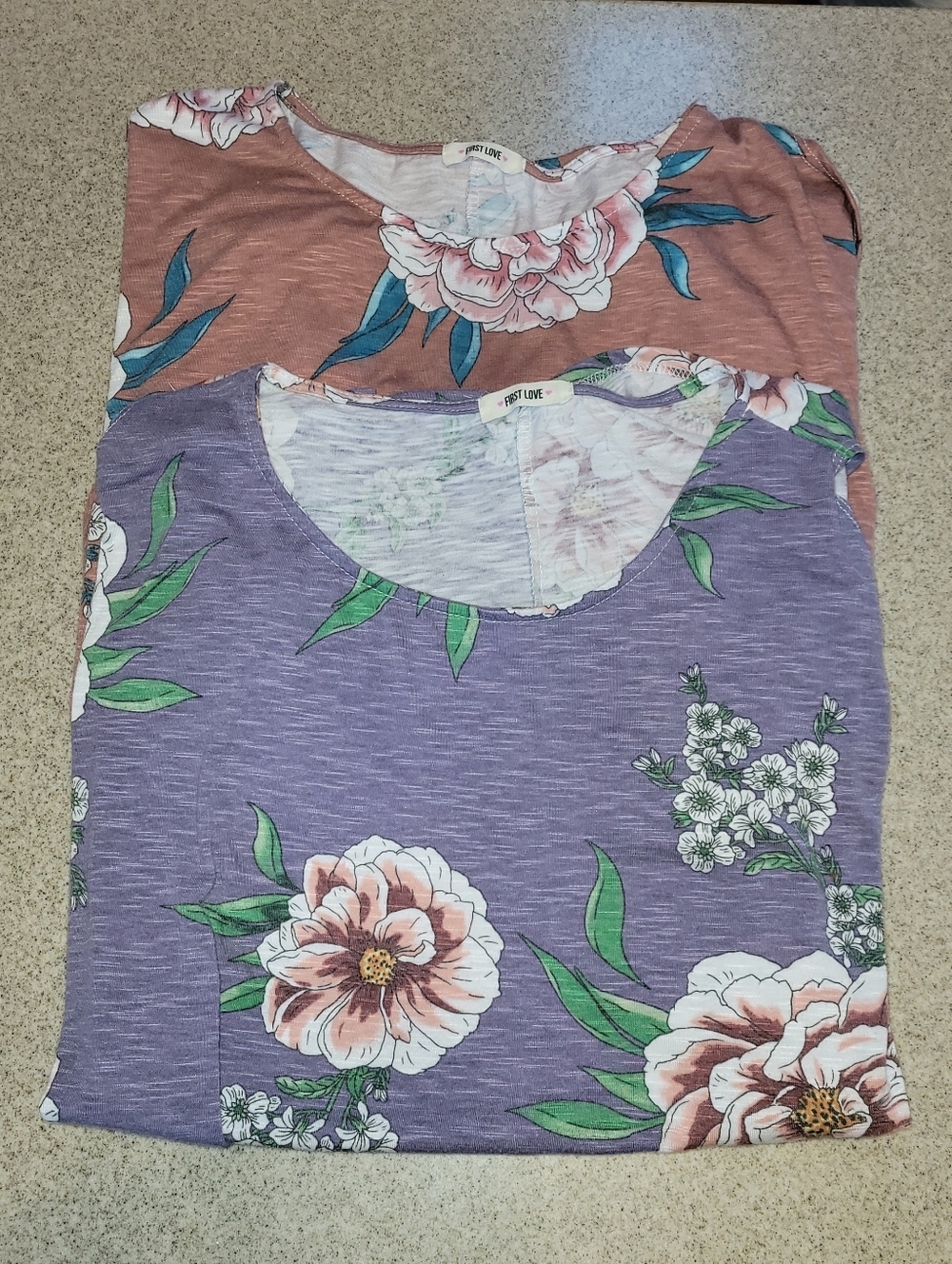 First Love Floral Scoop Neck Slit Sleeve Rutched 2 piece lot Size Large